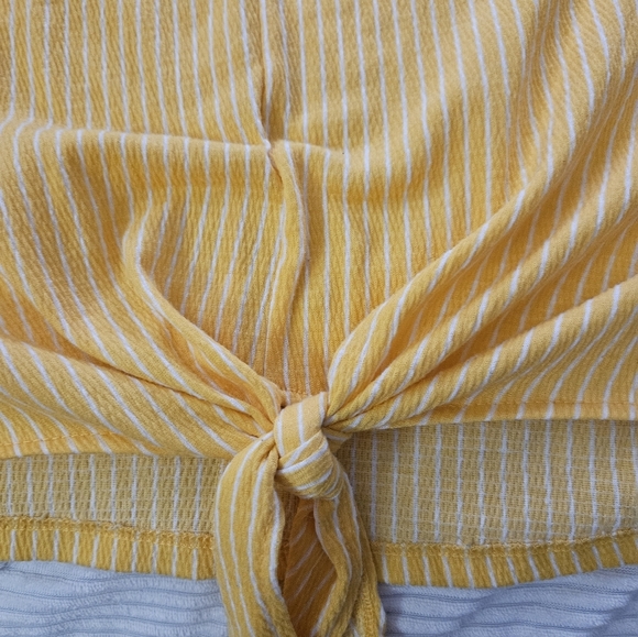 Yellow V-Neck Women's Top Size 4X - Picture 5 of 6